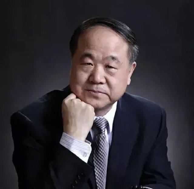 1967年，12岁的莫言透过窗户纸的破洞，看到一名男教师正往女教师郑红英的裤腰里