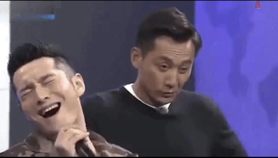无意间刷到当年黄晓明飙高音的名场面，旁边刘烨的眼神和神态简直绝了。
有网友调侃，