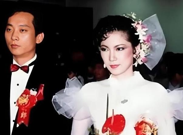 1985年，叛逃至台湾的飞行员萧天润和台湾美女主播张德芬结婚了，婚礼上，萧天润满
