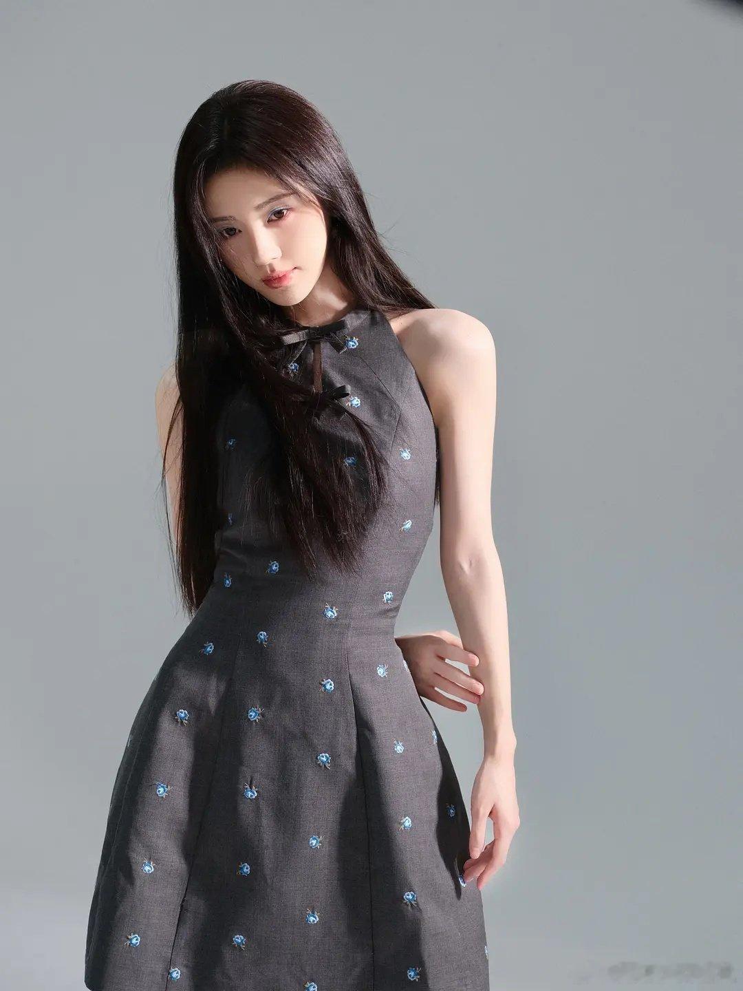 赵今麦和鞠婧祎怎么撞衫了呀？鞠婧祎这张照片儿还挺好看的，就是裙子的裙摆有点褶皱，