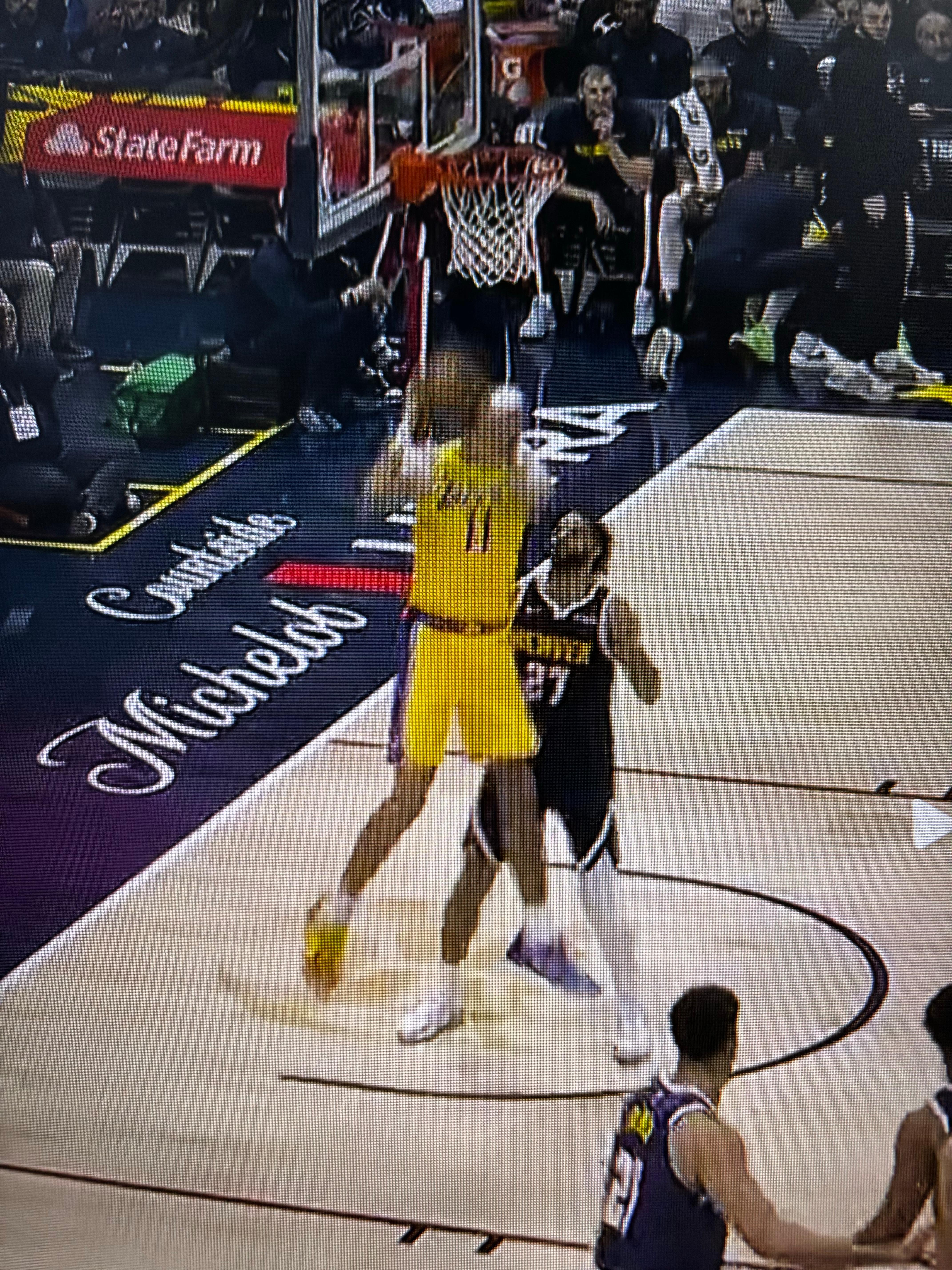 回看湖人比赛录像，海斯在这个位置接到球，防守他的是穆雷，他竟然选择了传球…直接炸