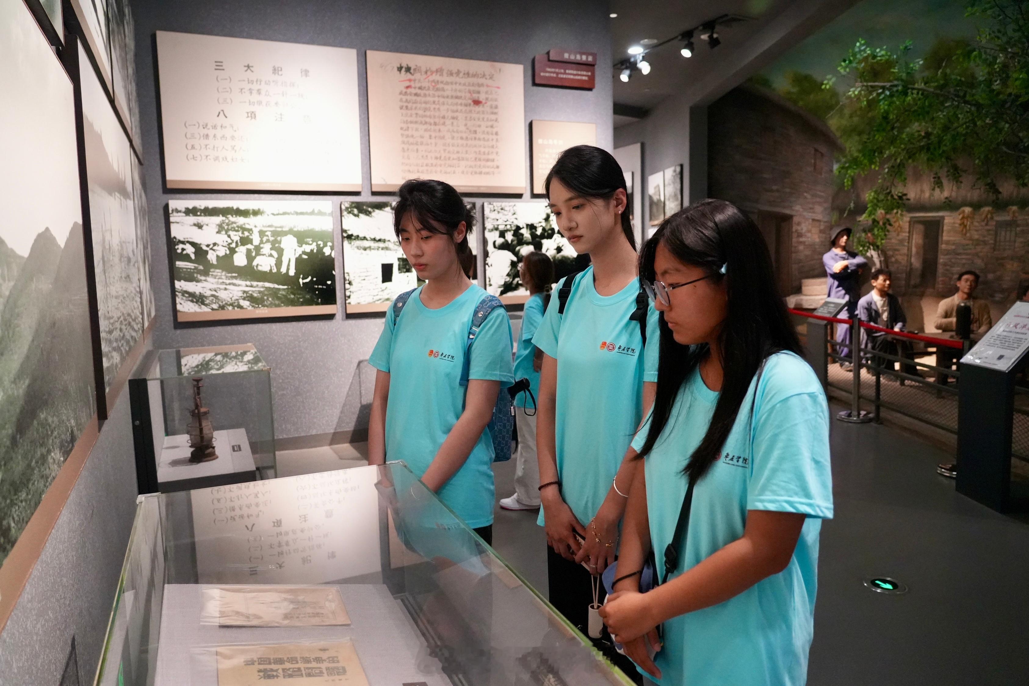 【追寻红色足迹 传承革命精神】        为赓续红色血脉、传承革命精神，夯实