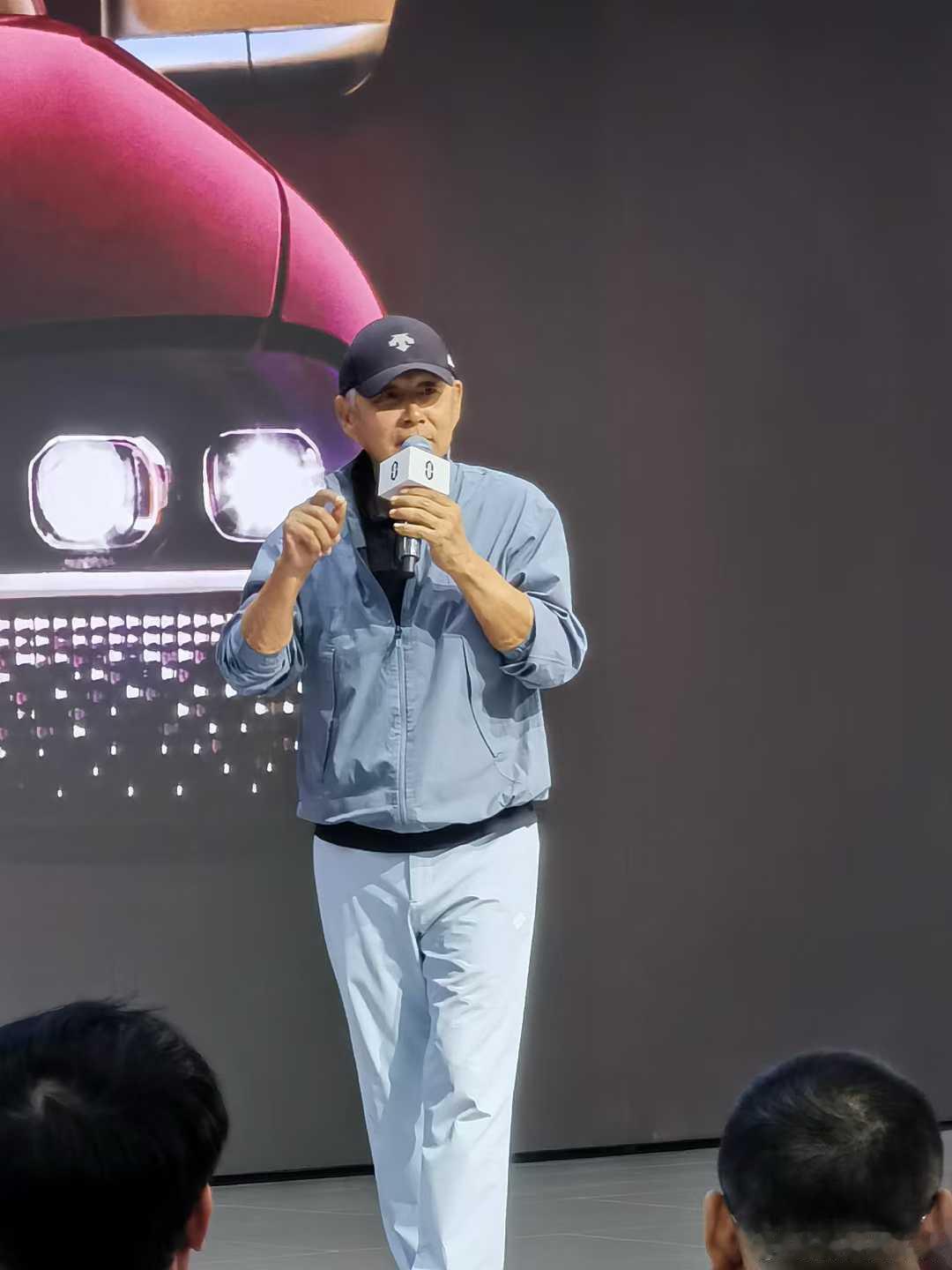 陈道明 透露赛力斯张兴海 董事长是做弹簧起家的，调侃称张兴海就是一根弹簧，该软的