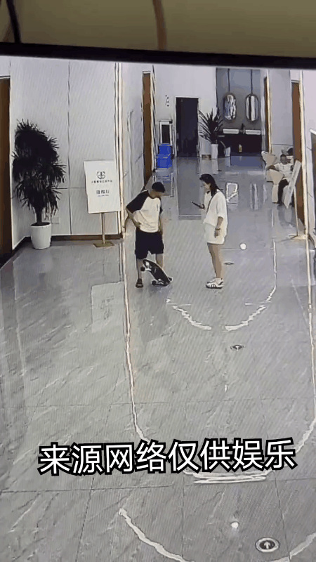男子在老婆面前展示玩滑板？
结果最后不但自己滑倒了，而且还连累了老婆？
失控的滑