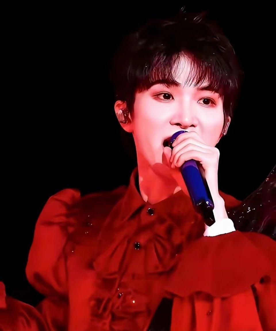 他一场演出能收几百万，却还穿着那双600块的旧鞋，鞋底都快磨平了。
不是买不起，