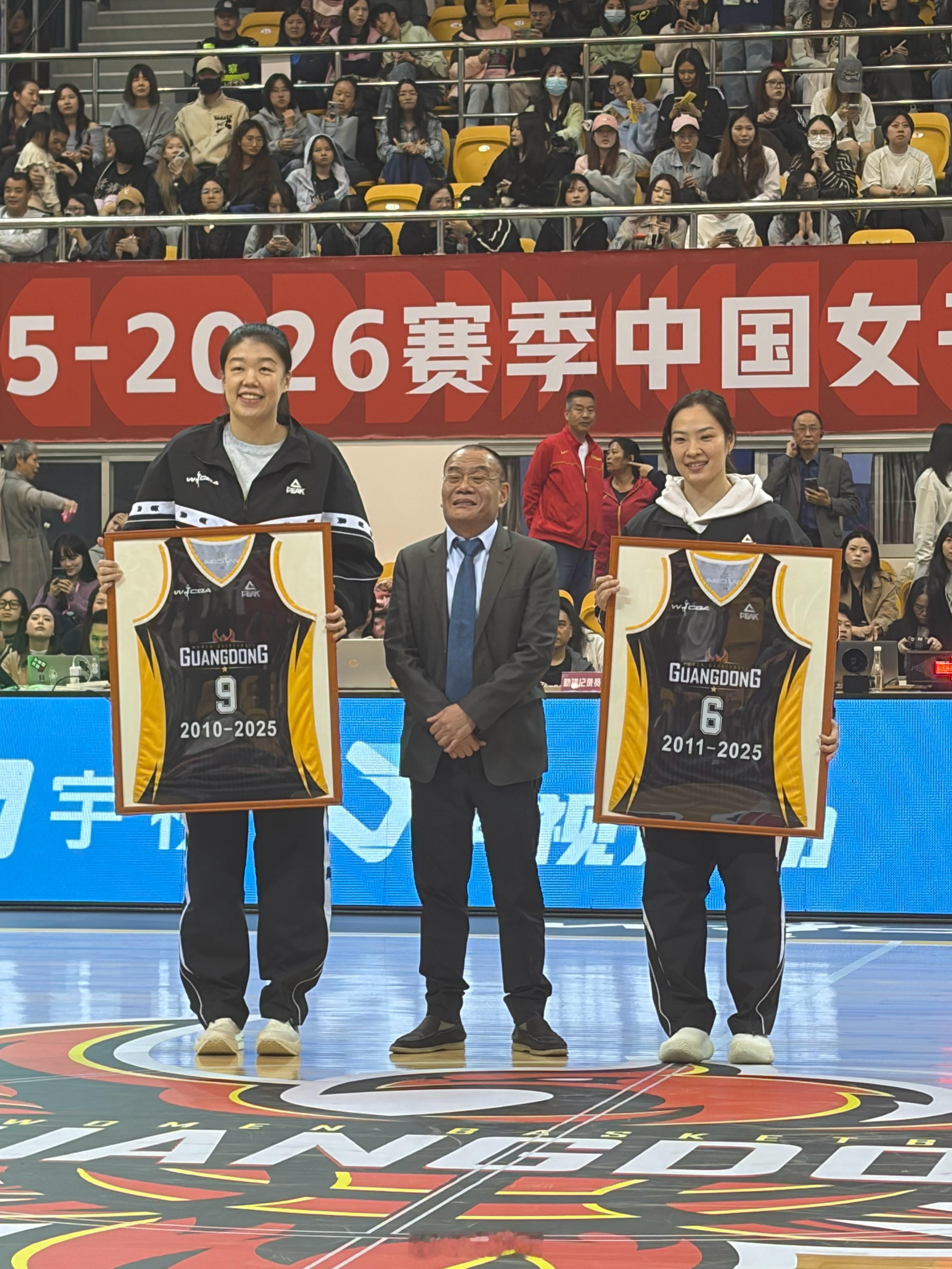 广东女篮的老板梁志斌亲自为于东和沈怡送上退役纪念球衣。我觉得真的要感谢梁老板，他