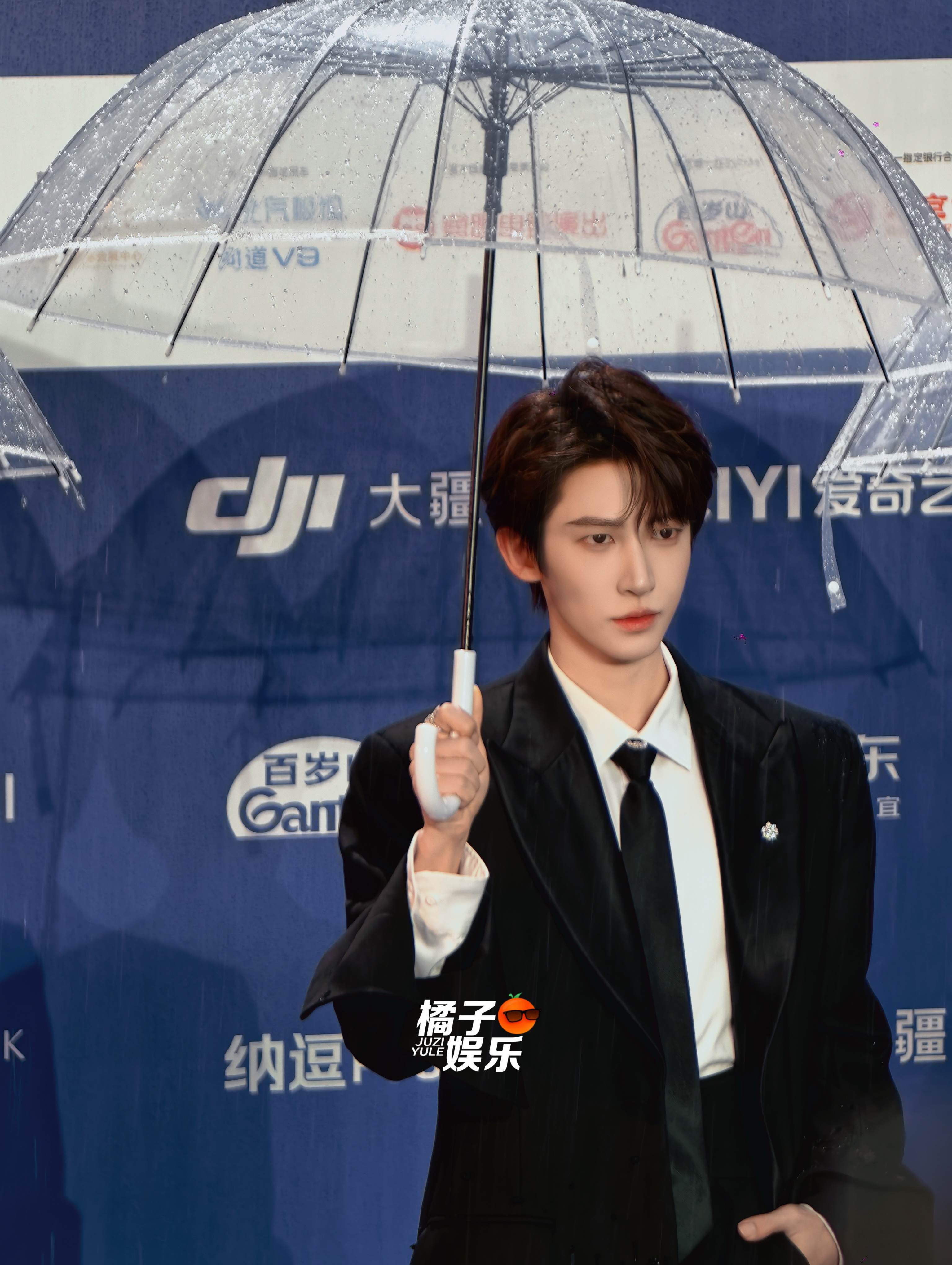 投送几张刘宇生图雨中撑伞的优雅王子👑刘宇 雨中撑伞的优雅王子北影节红毯