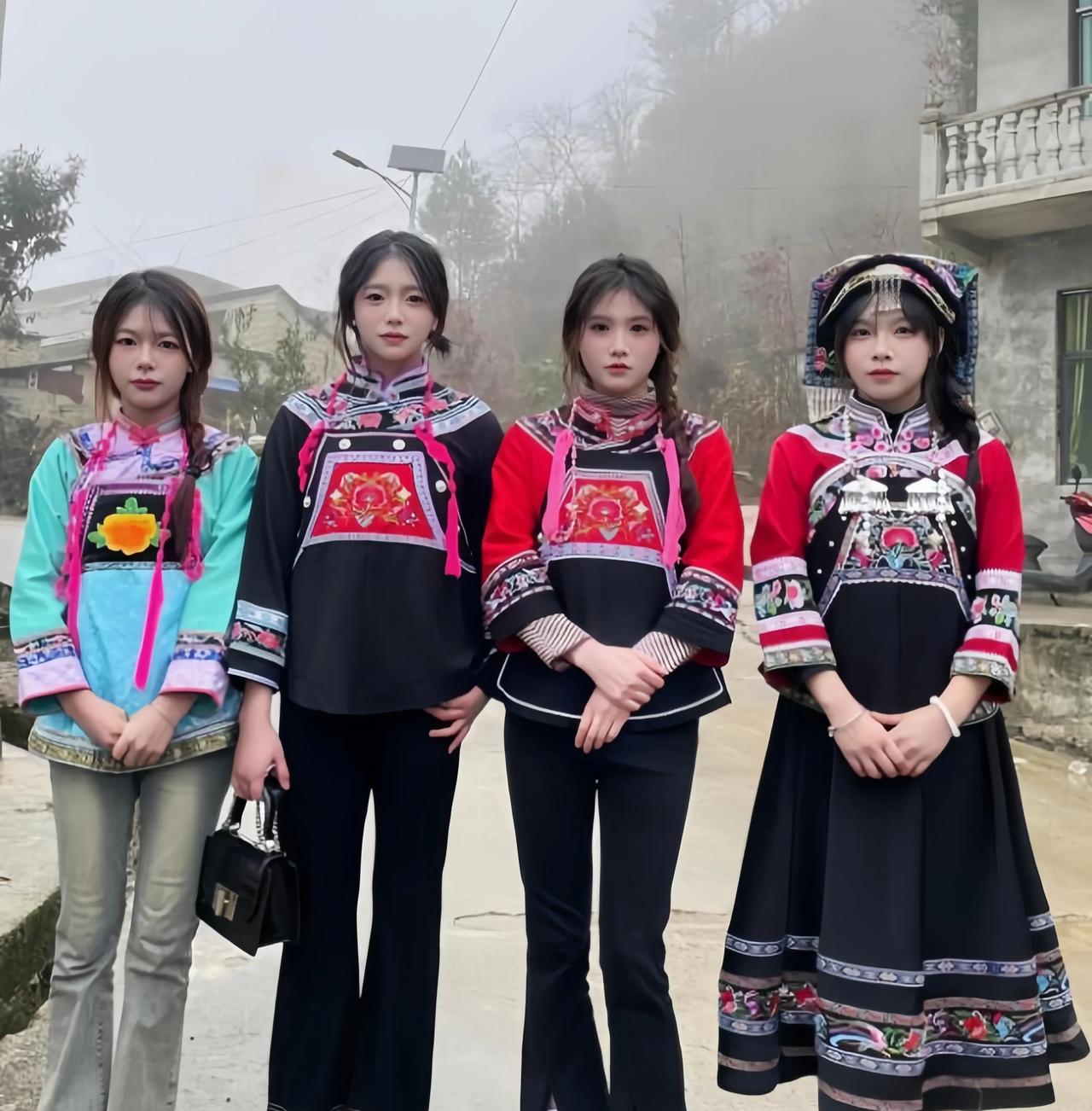 我的四位少数民族闺蜜合影。
她们面相清秀，服饰漂亮。