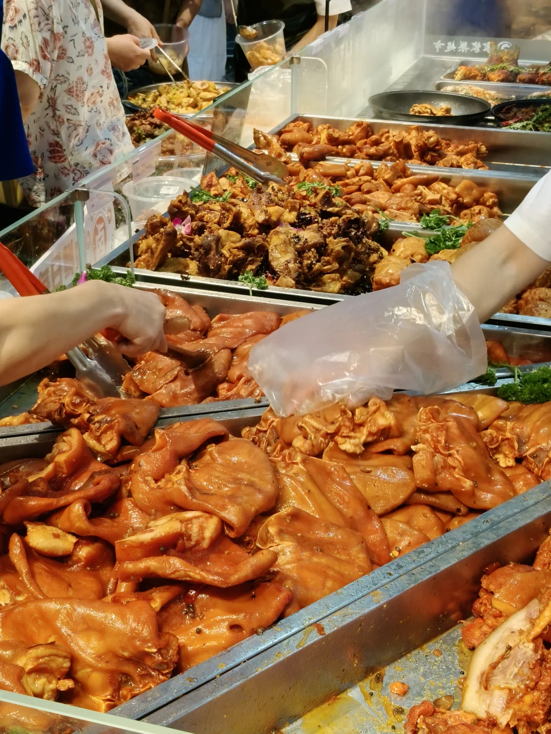 大概是九江超市里最丰盛的熟食区