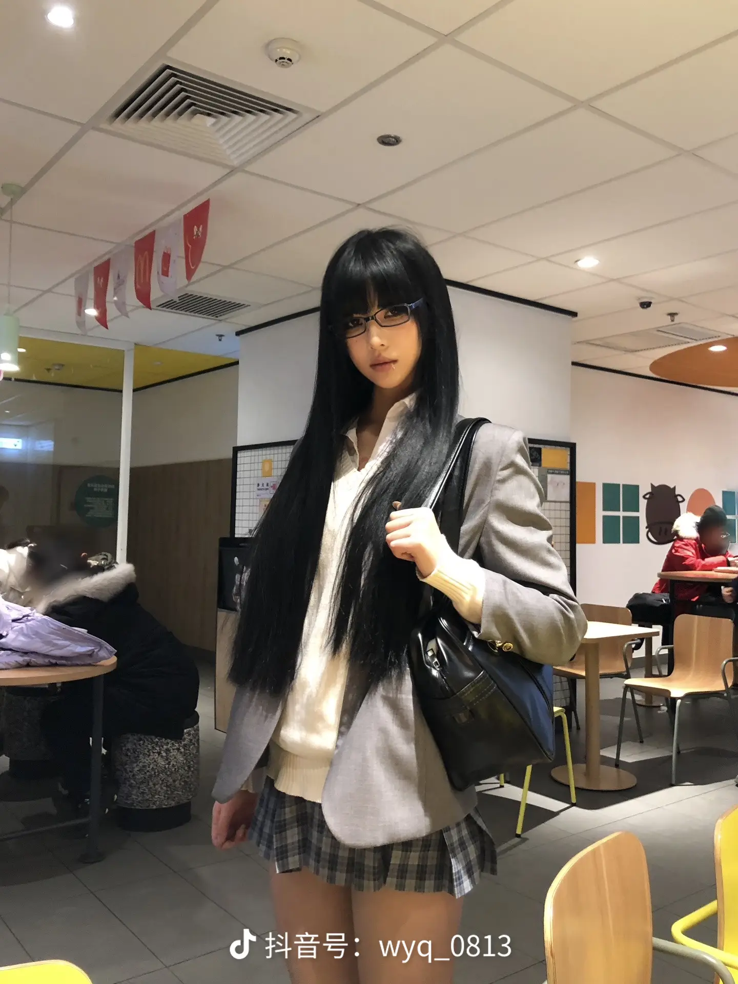 白围巾。黑长直。蓝眼镜。