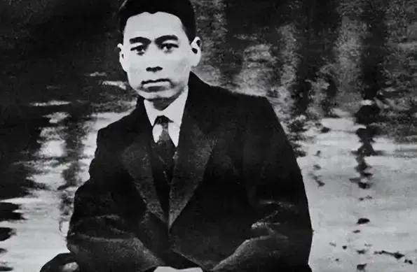 1927年，周恩来被捕，国民党团长却给他换上国军的衣服，准备协助他逃走。谁知，却