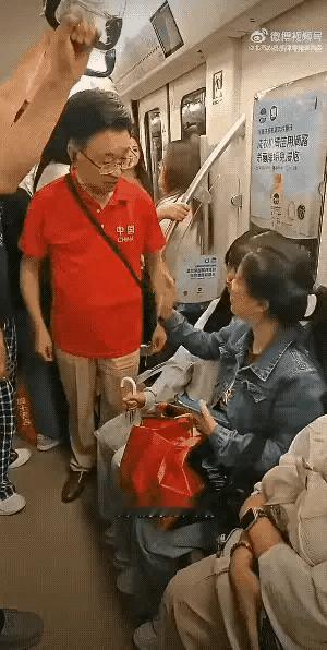 怎么能强拽人家女孩起来呢？为了一个座位，这也太不尊重人了！这老人做事太有失体面了