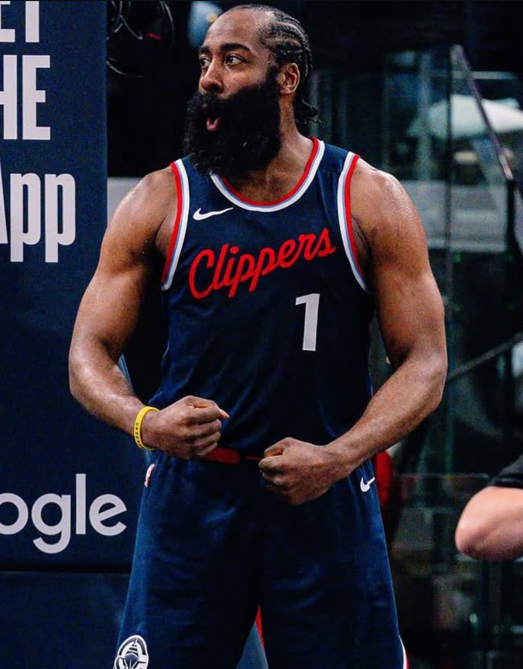 本赛季哈登场均数据来到了26分6.3篮板9助攻，三项命中率46/40/91%，真