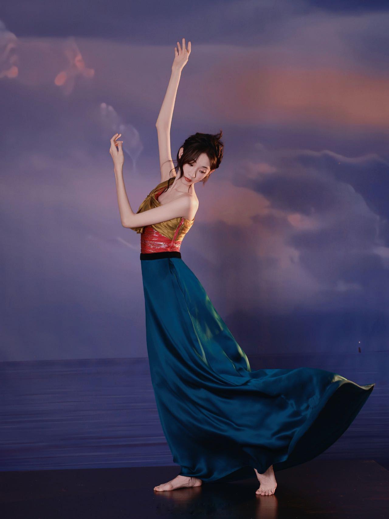 张艺凡清冷女主有脸了 是谁被的清冷劲儿秒到了！[泪] 静静站在那里的氛围感，简直