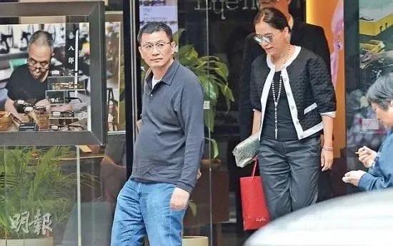 当王家卫不戴墨镜，瞬间就失去了辨识度！一身灰色polo衫配小平头，普通得犹如街头