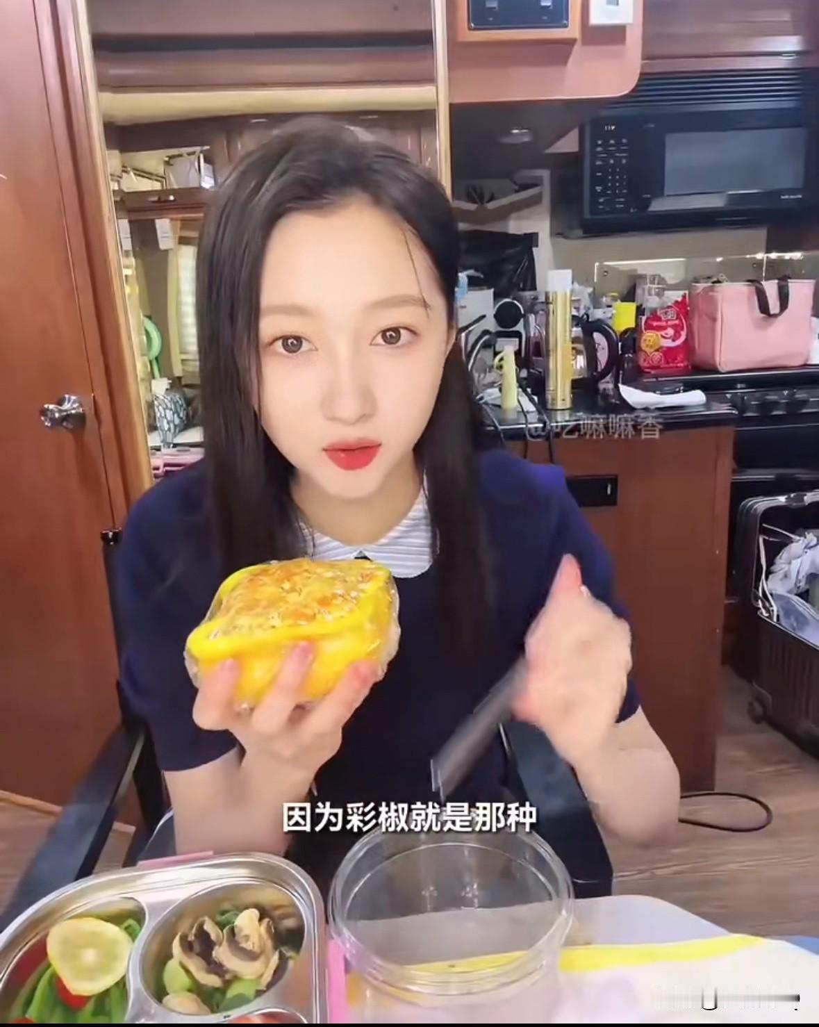 关晓彤简直就是减肥圈的带货达人啊。

最近关晓彤在社交平台分享了自己的减脂餐，其