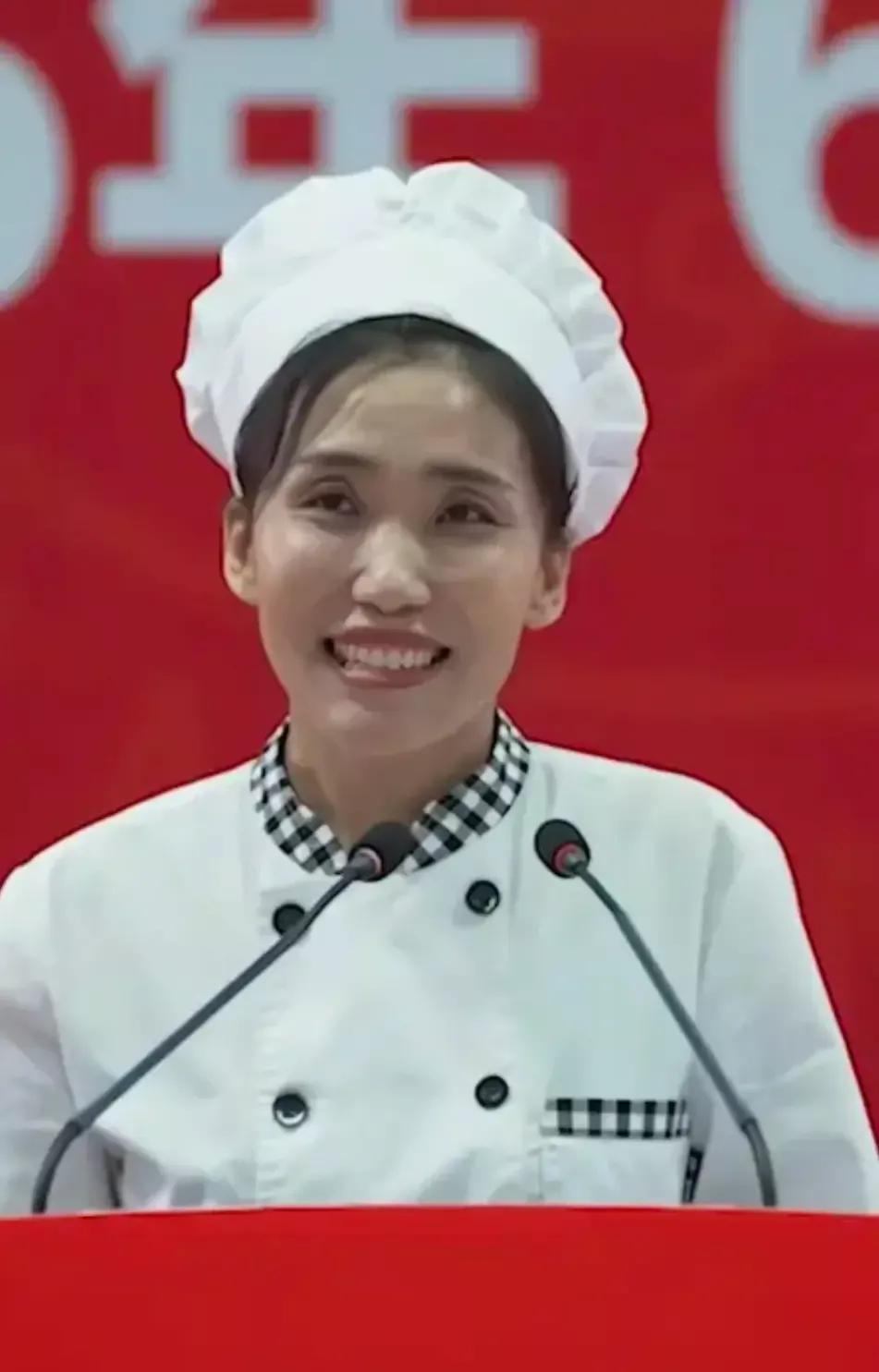 我们都被这个阿姨“骗了”！

        说她只是个食堂打饭的阿姨，打死我都