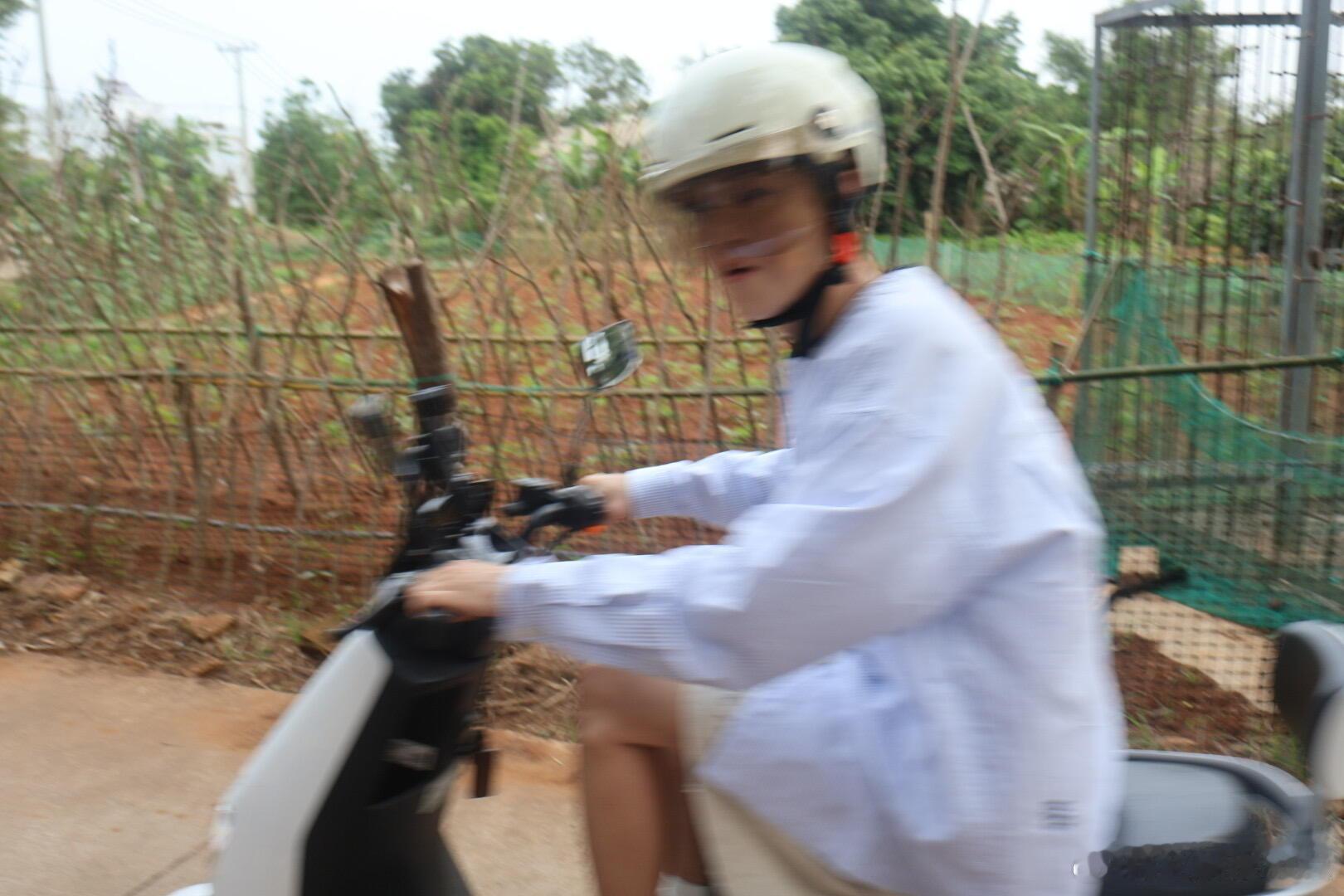 鹿晗骑电动车鹿晗五哈骑电动车上班 捕捉到一只小萌鹿☺️！！ 太帅太可爱了 