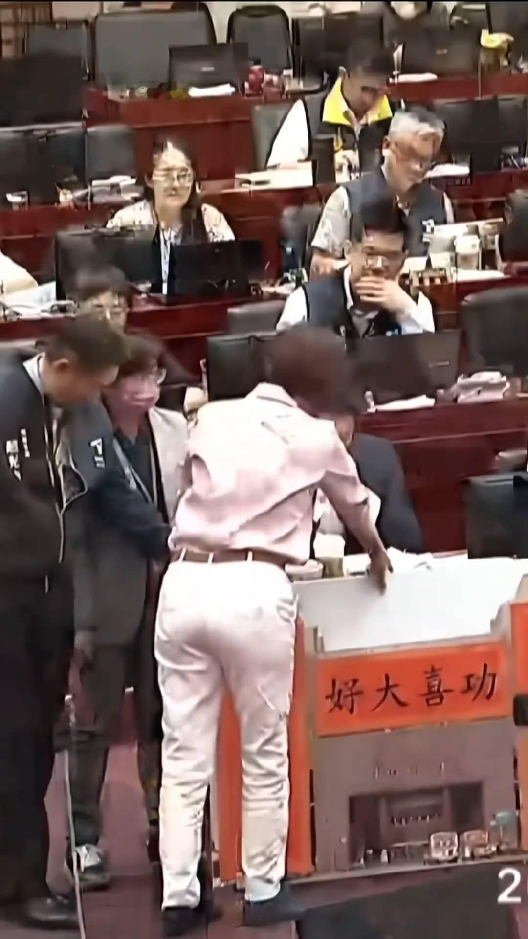 台北的大门口两边的对联：扎梅山边海水空气，扎梅拍水。横批叫做什么？好大喜功。不希