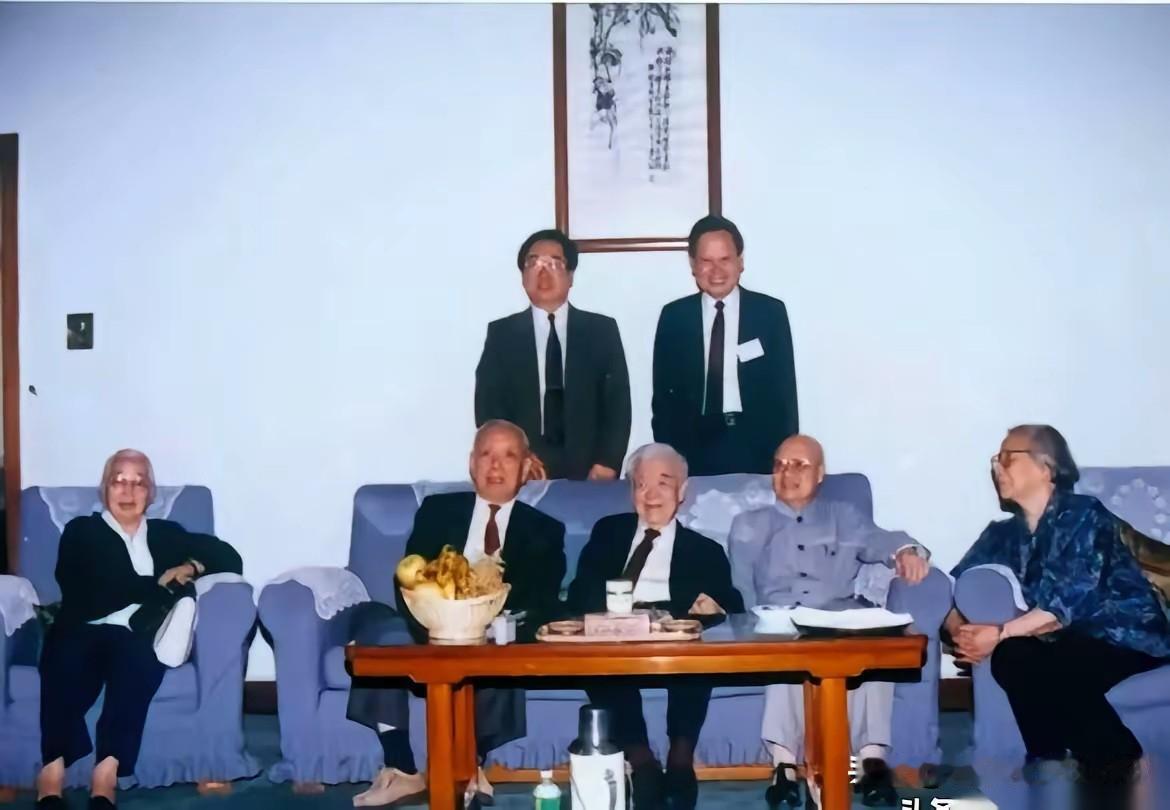 这张照片中的人物从左至右、从前至后依次为：
 
- 前排左一：阮冠世（吴大猷夫人