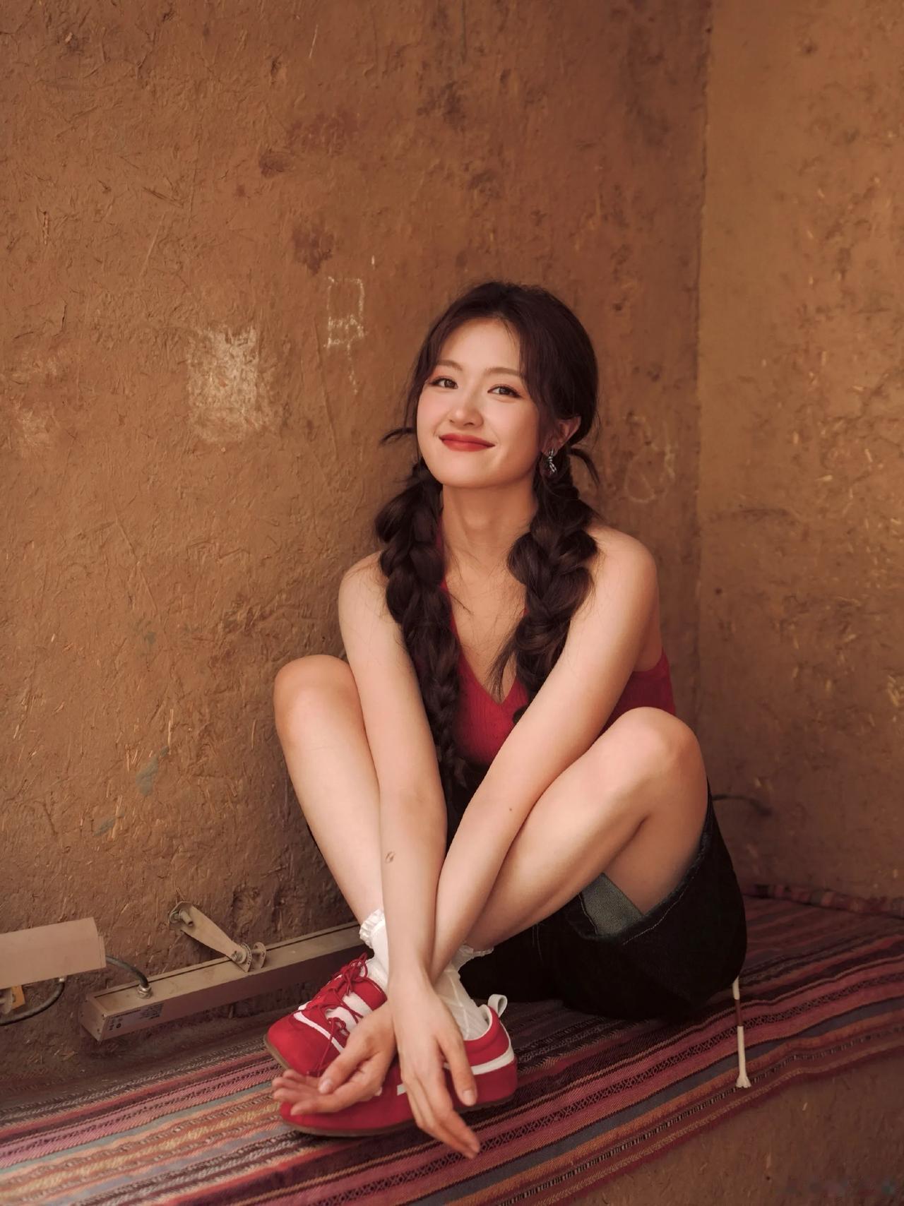 李兰迪
大器晚成的女星。
如今的李兰迪是越来越美啦！
瘦下来之后更加的温婉大气。