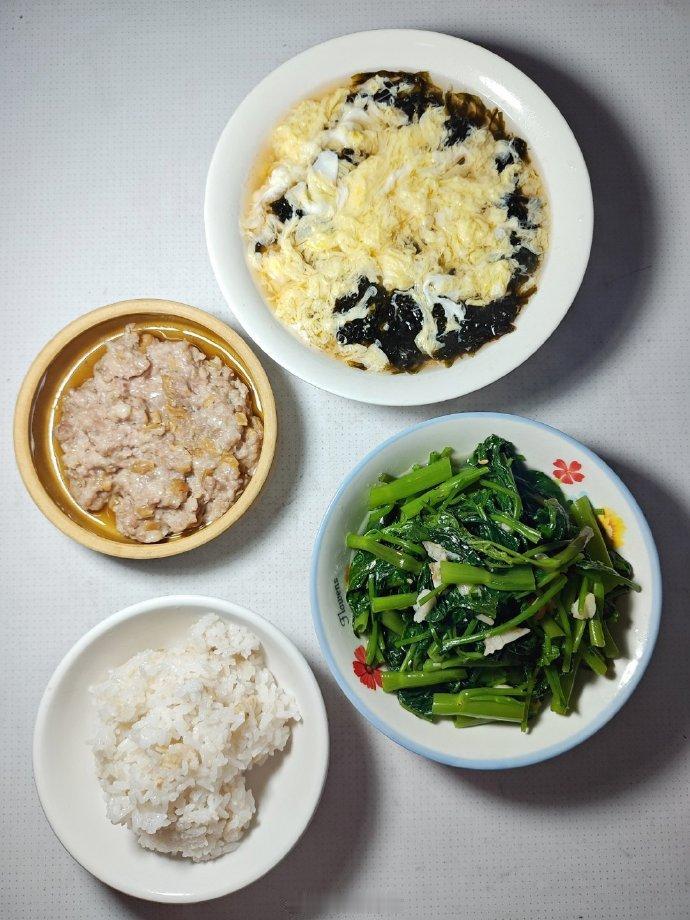 晚饭，黄瓜干蒸肉饼3，炒空心菜1.8，紫菜蛋花汤1.5，米饭0.5，食材成本6.