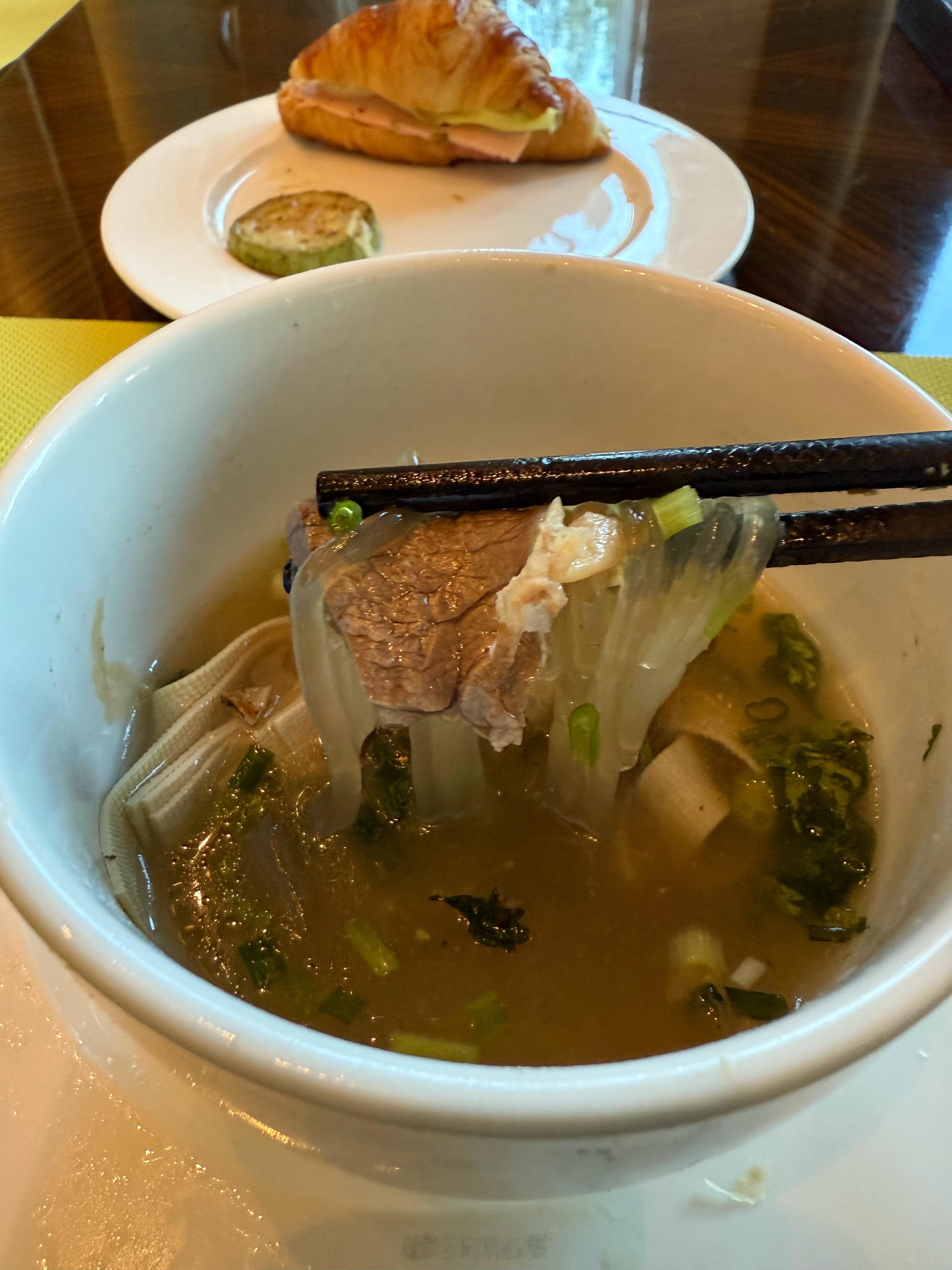 吃了一半才想起来拍照，牛肉汤，这算是安徽特产吗？  ​​​