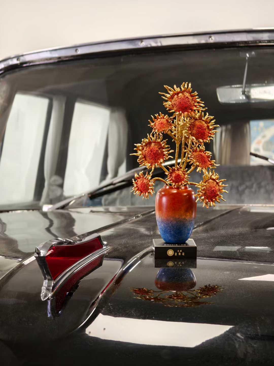 朱炳仁作品：燃烧的向日葵与1959红旗CA72和1966红旗CA770全新原品方