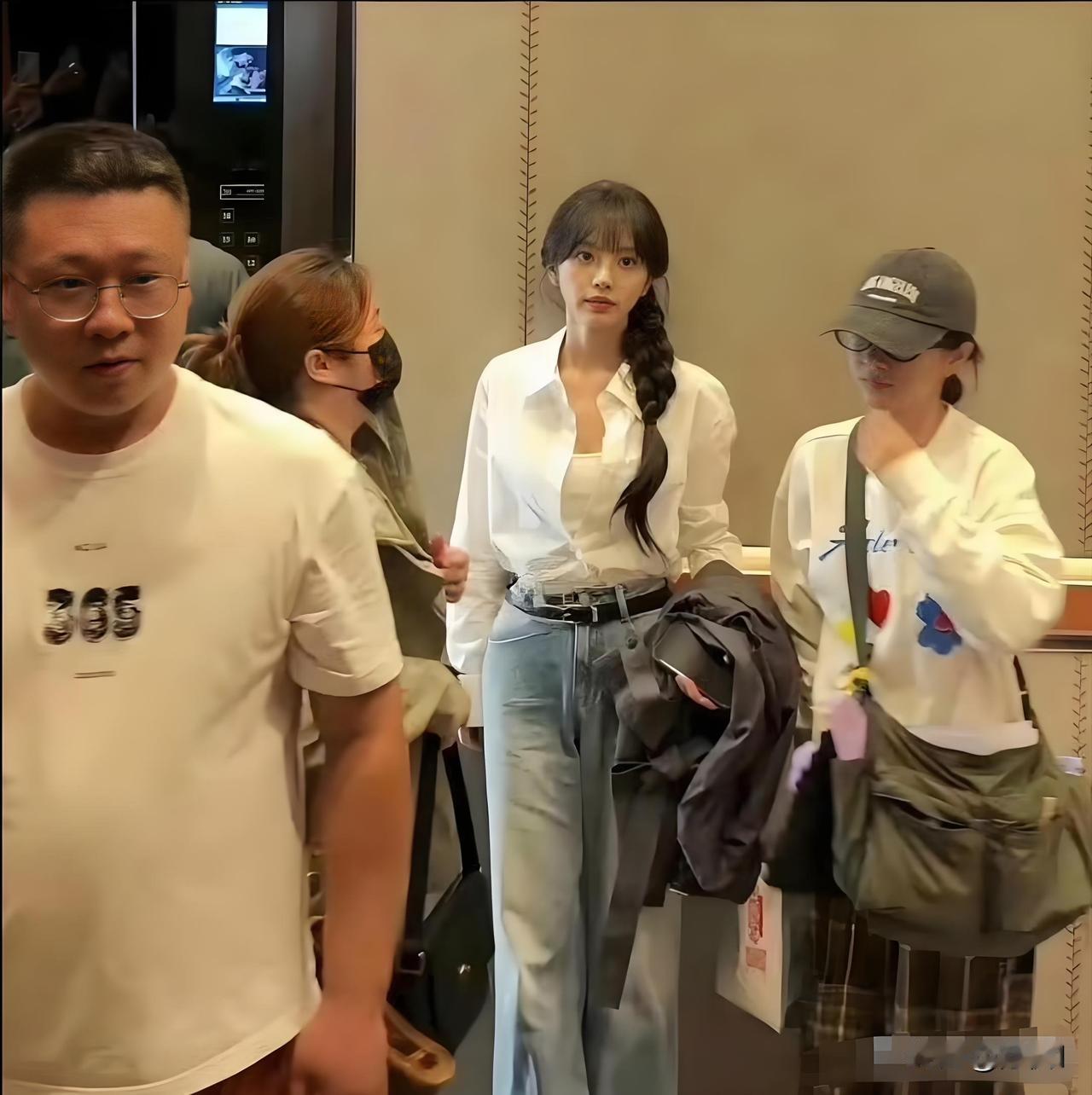 当前最红的女演员田曦薇，红得发紫。
小孩子一个，小脸圆嘟嘟很可爱，演一个火一个，