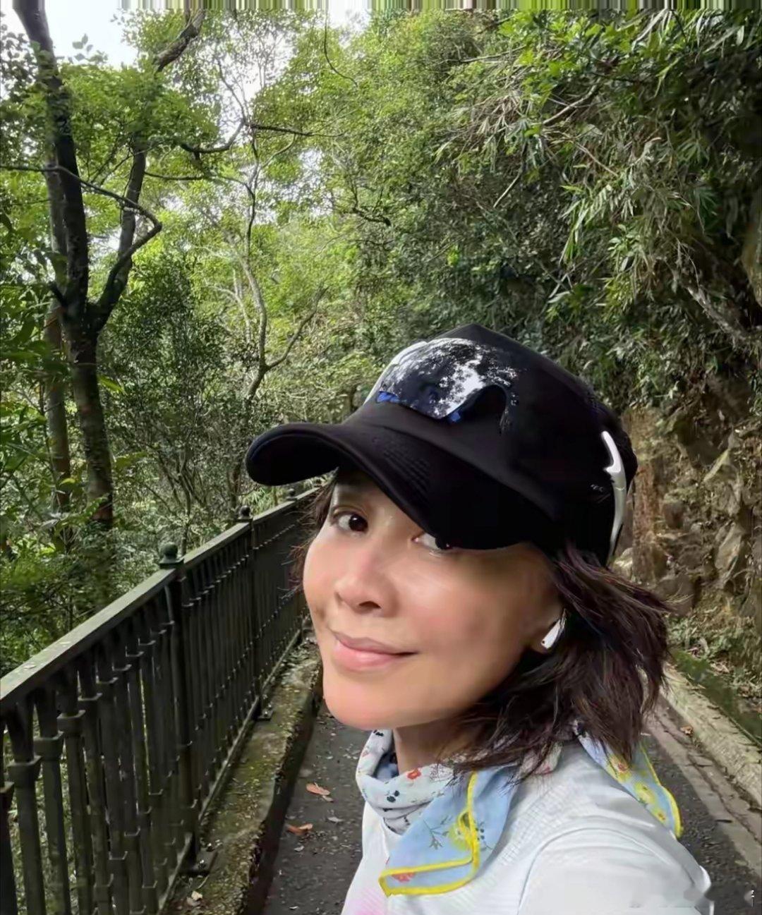 59岁刘嘉玲带狗去户外运动，无儿无女与狗为伴！ ​​​