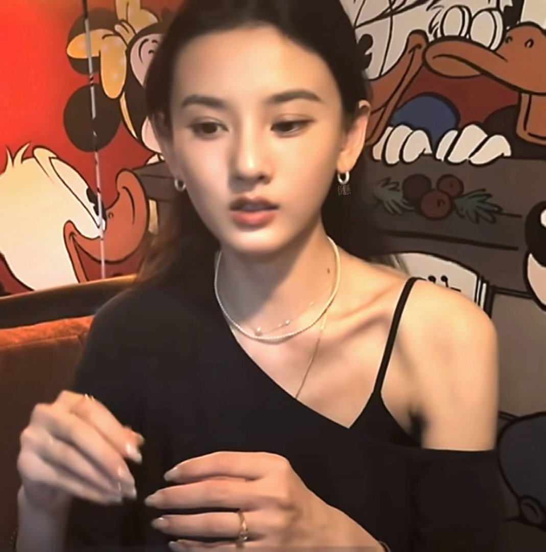 又在品味这随意的几帧，私下清爽露出颞部发际线原生瞳色圆脑壳没有负担妆造的状态就是