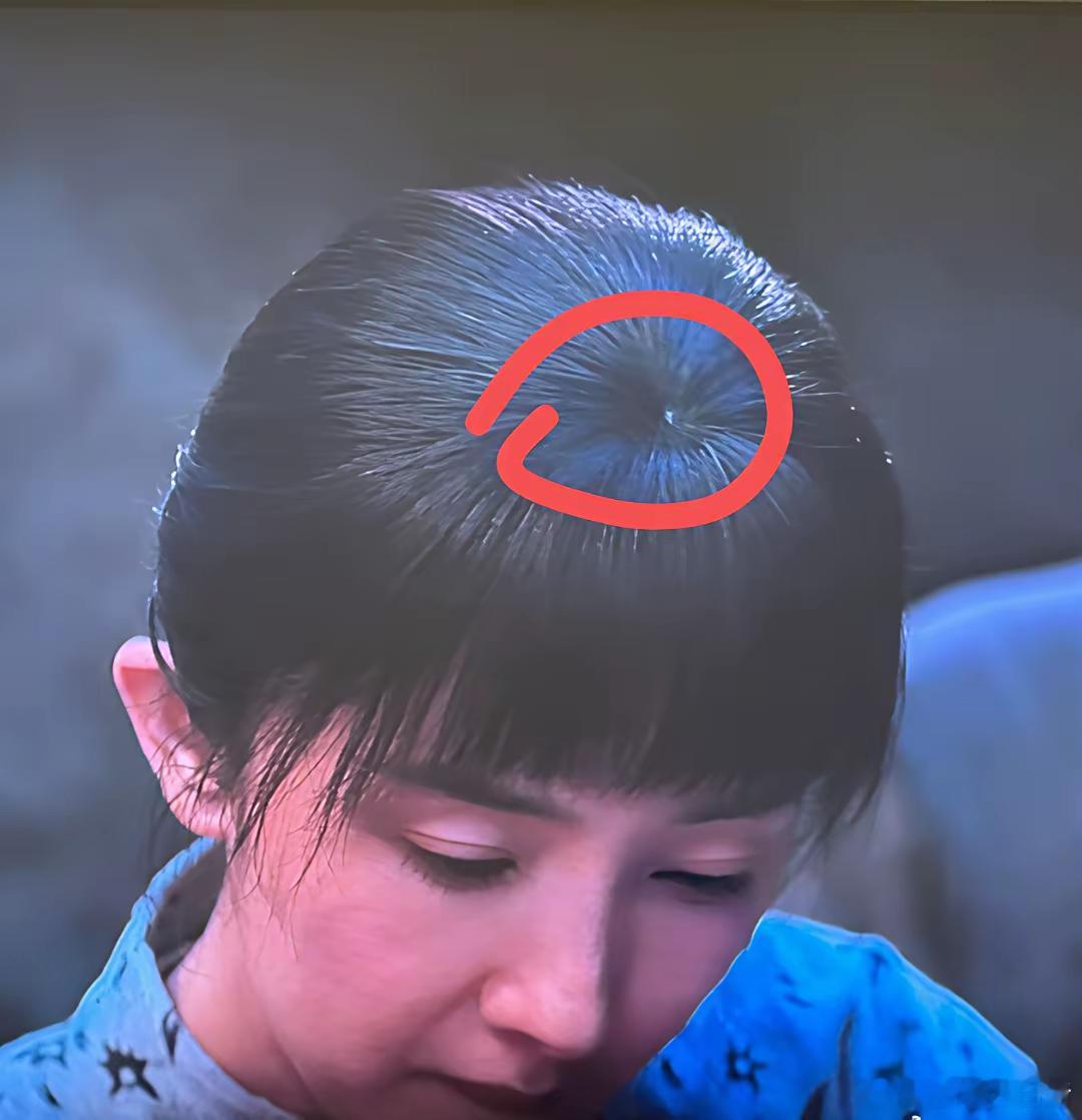 生万物今日收官这假发刘海凑近看真的有点明显，幂姐是实在舍不得剪这种短刘海才选了假