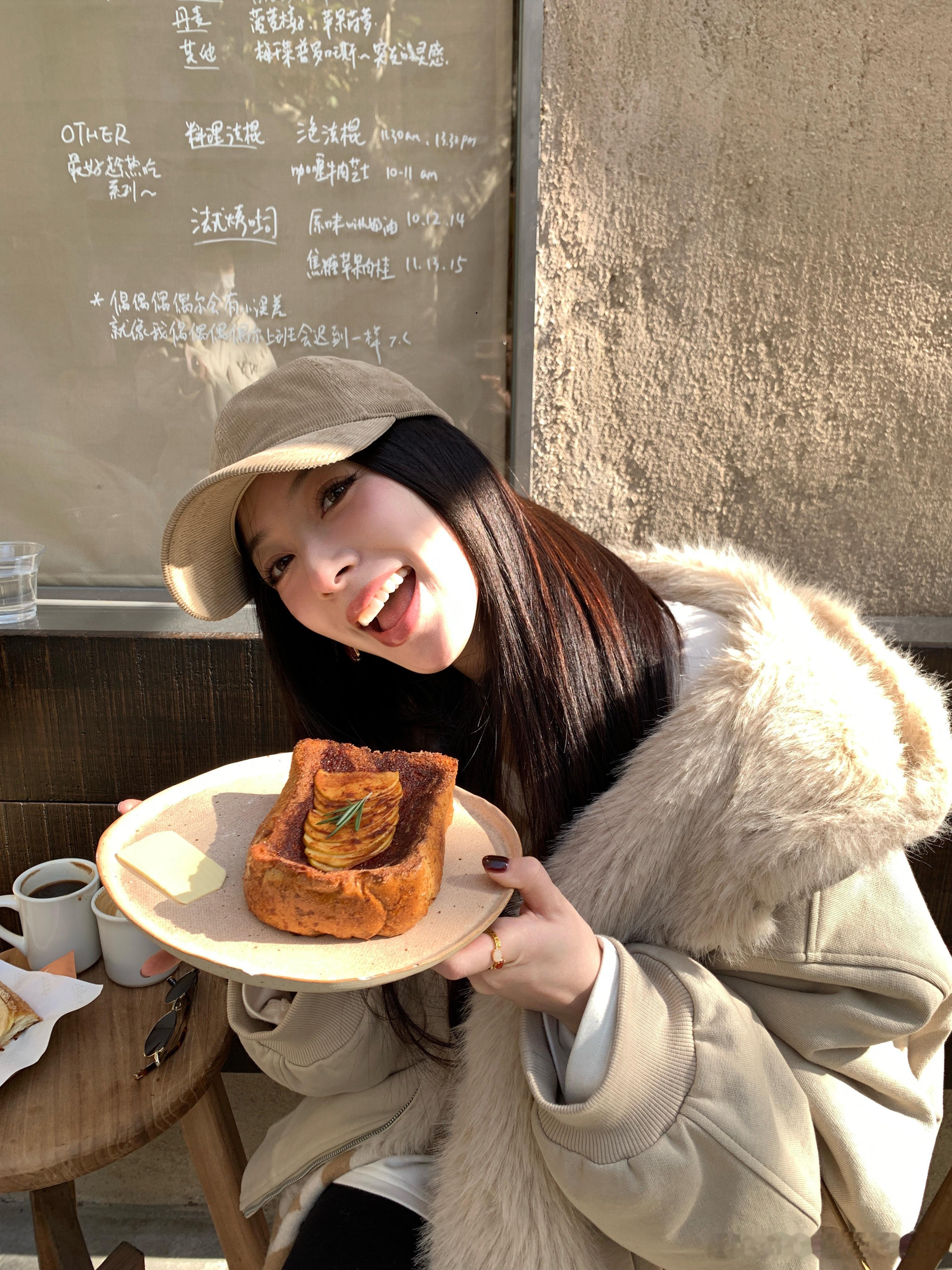 不枉费我一大早起来总算是吃到了顶流吐司！！🍞🍂这个季节感觉就是肉桂味的～☕️