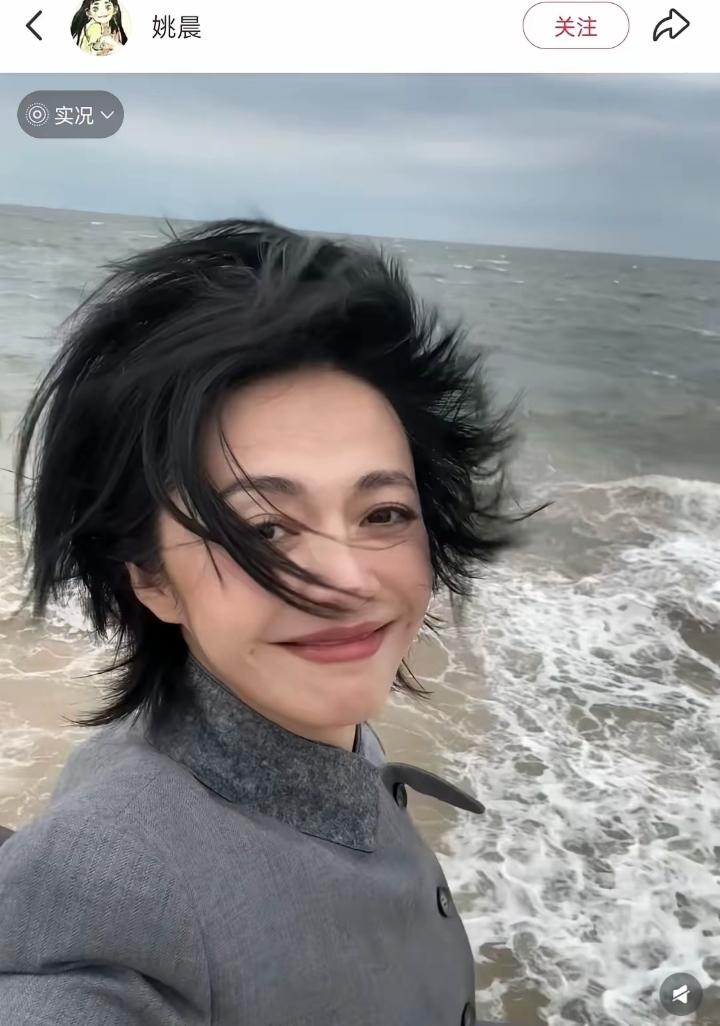 姚晨海边晒照！一句“真女人无惧风浪”，状态太通透了！
 
9月8日姚晨晒出一组海