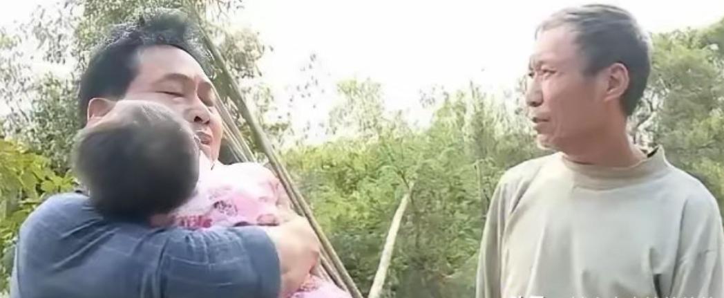 30岁男子，离异后无意得知，前妻竟然偷偷为自己生下了孩子，他不顾家人阻拦，一定要