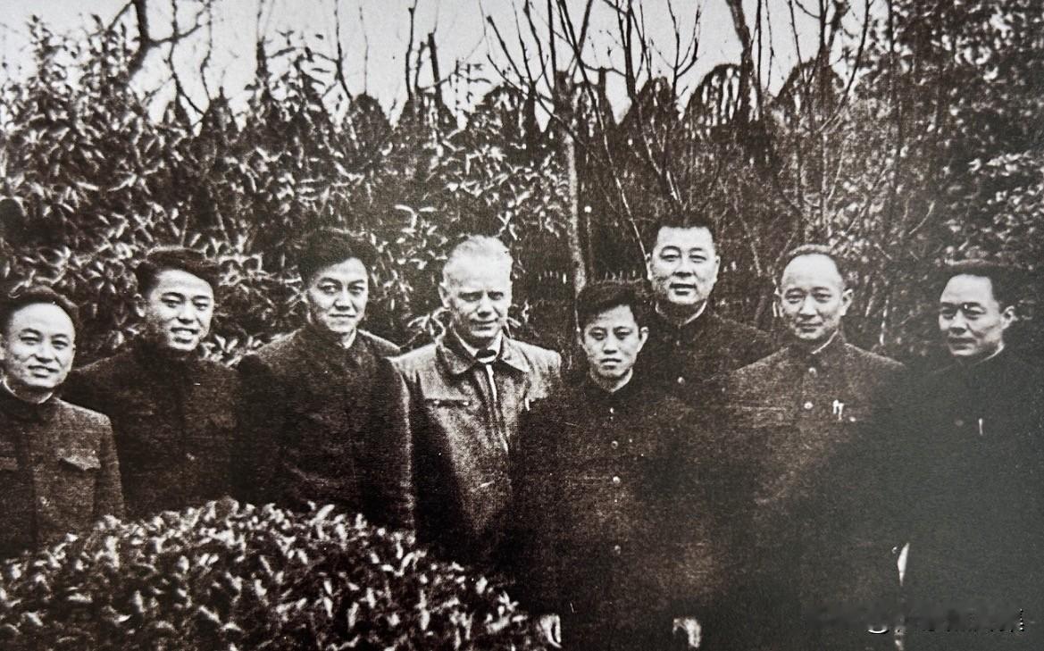 1958 年3月，反舰导弹海上勘察小组沿着中国海岸线勘选反舰导弹试验基地途经上海