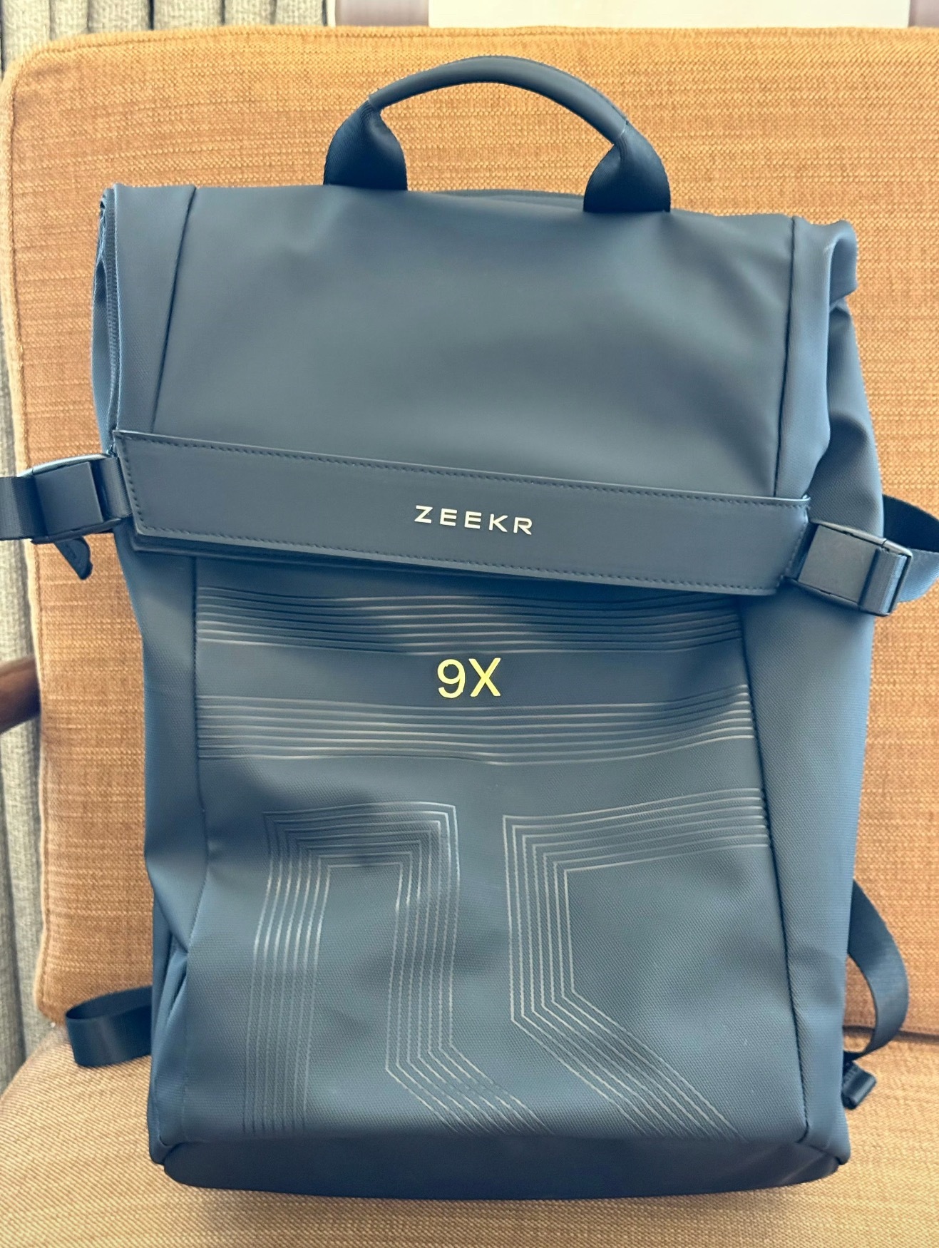 今天抽取极氪9X配置书包～随便评论就行，包我替大家看了真的质感好[嘻嘻]静静宠粉