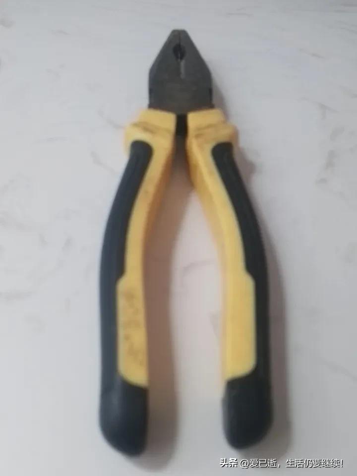 今天早上去洗车，加油后送的自动洗车，结果回家后才发现左前车灯不亮了，悔不当初啊！