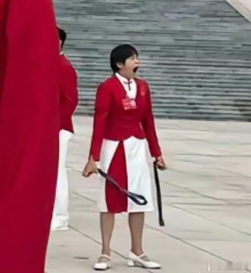 被全妹这个松弛感笑到了[允悲]谁能一手拿一金牌还能这么无所谓的样子，也只有全红婵