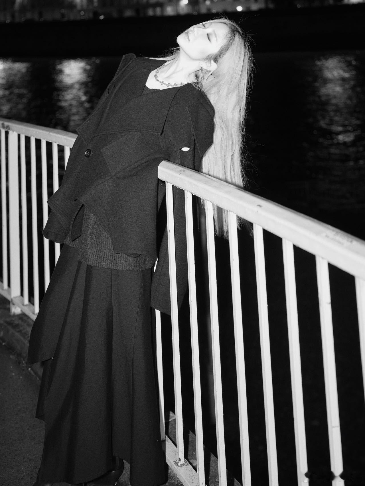 #乃万时装周反差感#纯黑色这套在黑白滤镜下显得神秘而又独立 ​​​