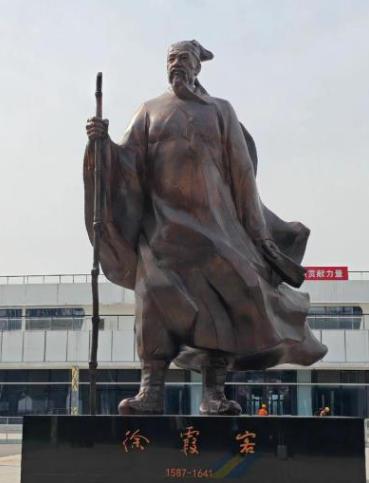 1617年，徐霞客因怀念已故妻子，偷偷宠幸了原配的侍女，并让她怀了身孕，谁料，待