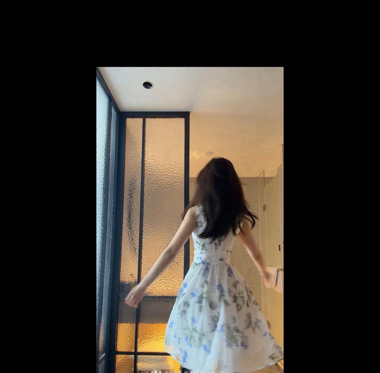 听过很多关于“爱是什么”的定义
爱是行动 是心甘情愿
爱是愤怒 是一拍两散
爱不