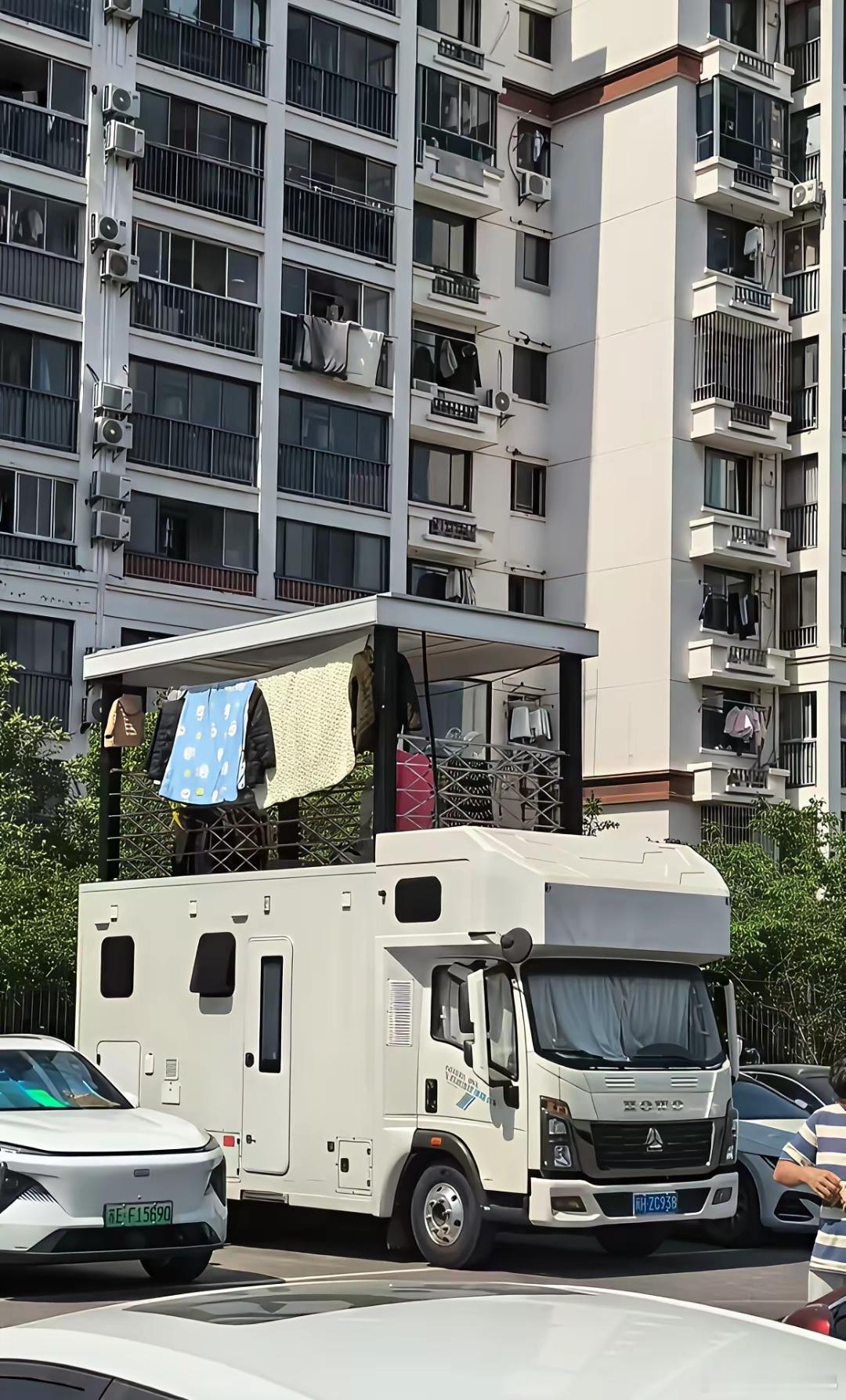 网友：第一次看到带阳台的房车 ​​​
