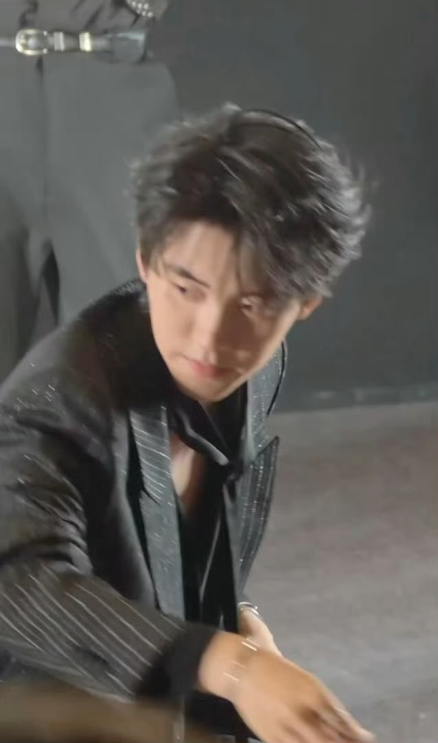 周翊然剧宣现场送耳钉周翊然剧宣好大方 一个单边耳钉带火一个角色，他直接现场送同款