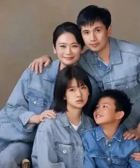 好可爱的一家人。就服黄豆豆，家庭和美，事业红火，人还低调。他宠着妻子，儿子护着姐