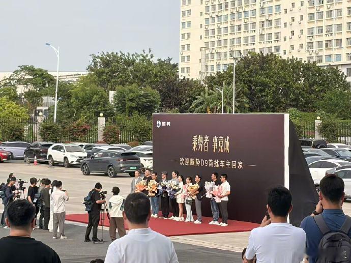 腾势D9把老车主宠上天了 第二代腾势D9直接把硬核科技拉满：纯电800公里，插混