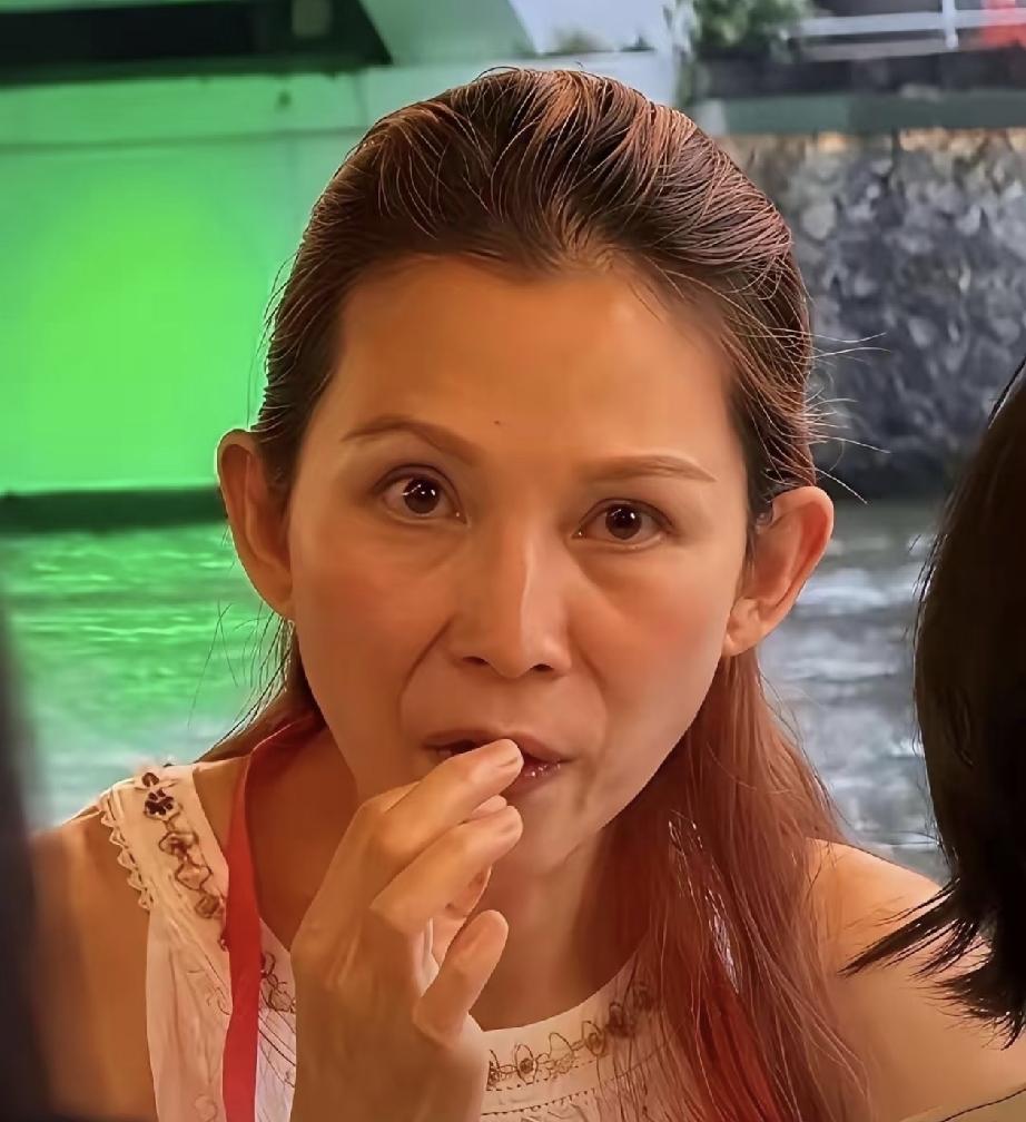 53岁的蔡少芬的素颜状态，直观感受女人上了年纪不能太瘦
 
远远望去，依旧能看出