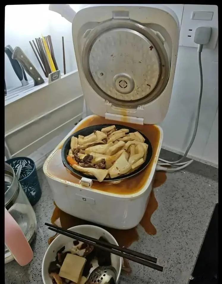 唉！家里没个会做饭的女人还真不行！

老婆刚出差才走了两天，刚买的新电饭煲就被我