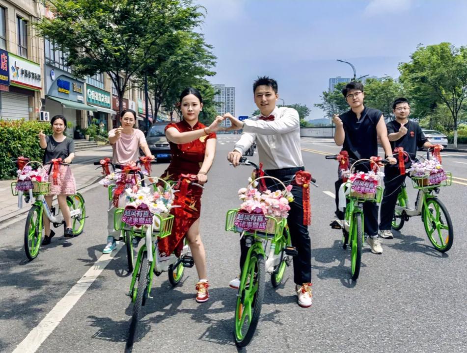 这对新郎新娘出名了
诸暨一对新人办新式婚礼，不用豪车车队，骑着装饰好的共享单车接