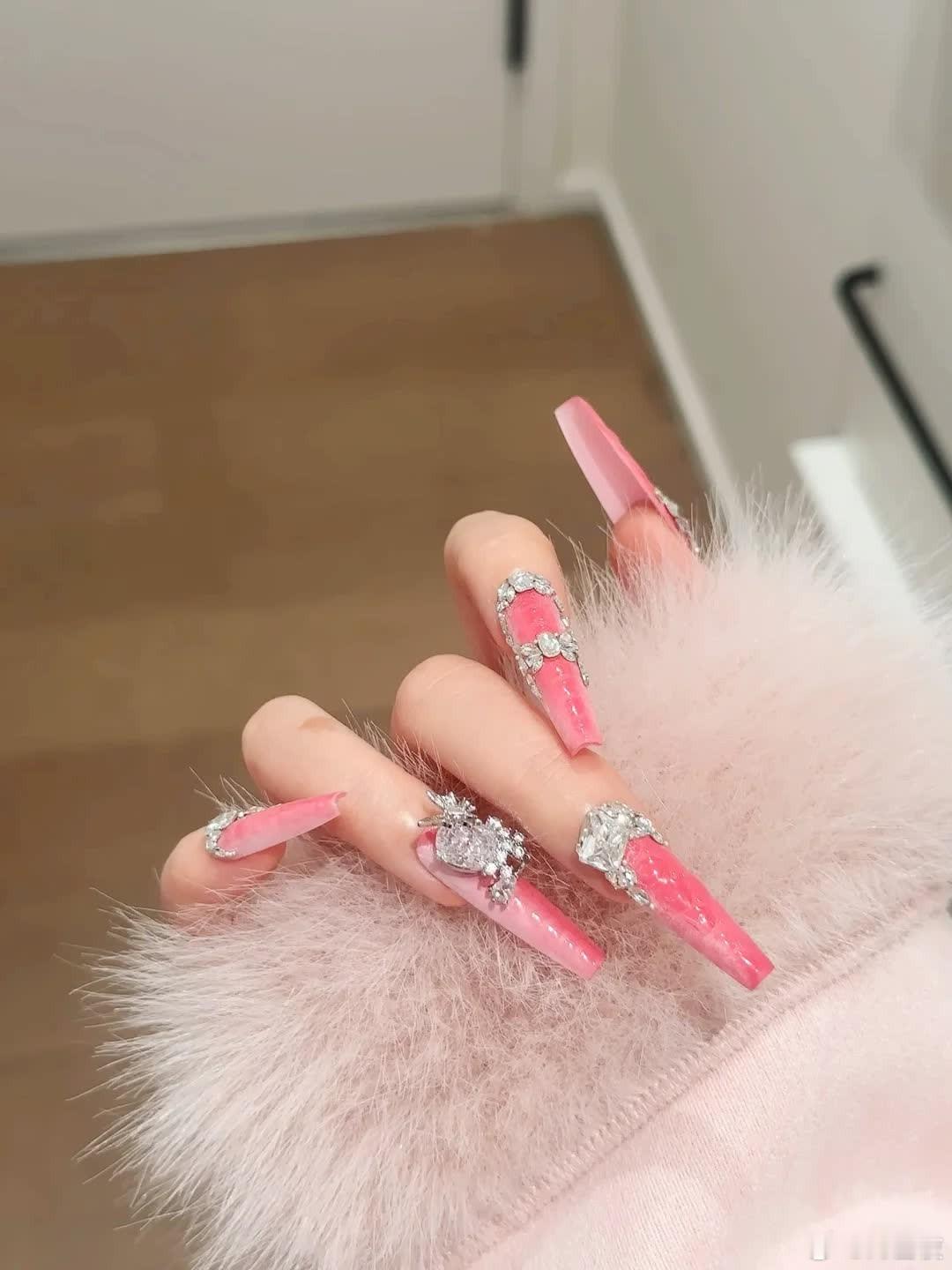 申请成为😄你的美甲模版💅  超嗲的粉色鳄鱼纹真的杀😊我 ～ 华丽又贵气！ 